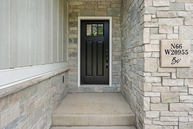 N66W20955 Sweet Clover DRIVE, Menomonee Falls, WI 53051
