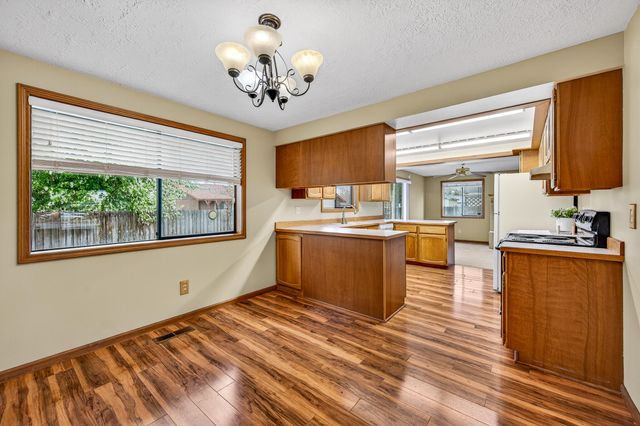 2747 SW 23rd Street, Redmond, OR 97756