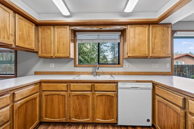 2747 SW 23rd Street, Redmond, OR 97756