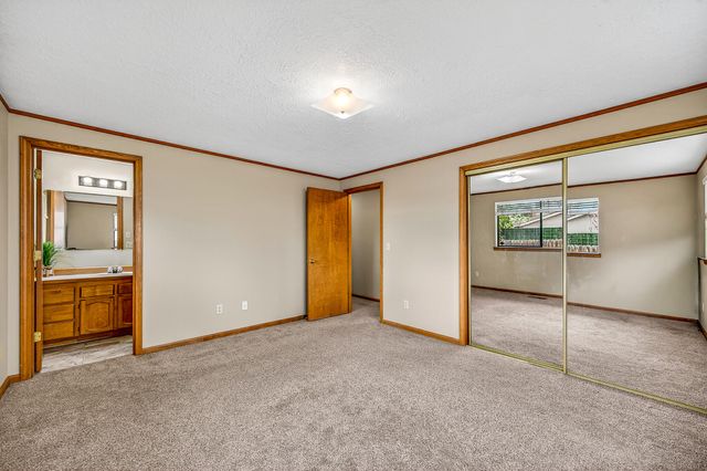 2747 SW 23rd Street, Redmond, OR 97756