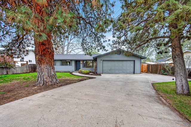 2747 SW 23rd Street, Redmond, OR 97756