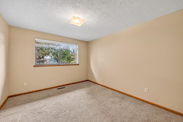 2747 SW 23rd Street, Redmond, OR 97756