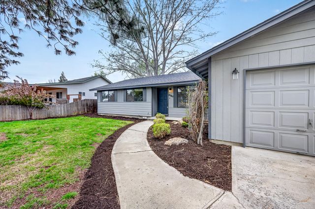 2747 SW 23rd Street, Redmond, OR 97756