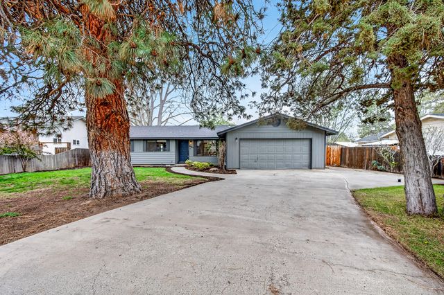 2747 SW 23rd Street, Redmond, OR 97756