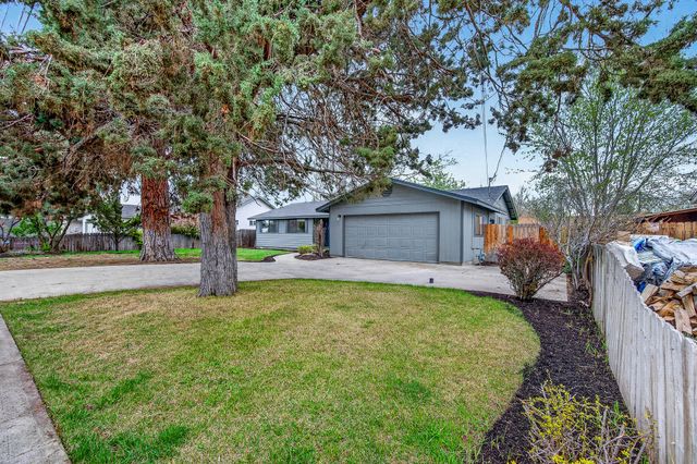 2747 SW 23rd Street, Redmond, OR 97756