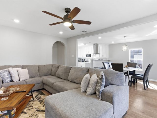 1110 W Clarendon Drive, Dallas, TX 75208