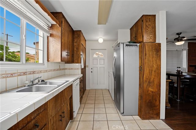 7921 Fallbrook, West Hills, CA 91304