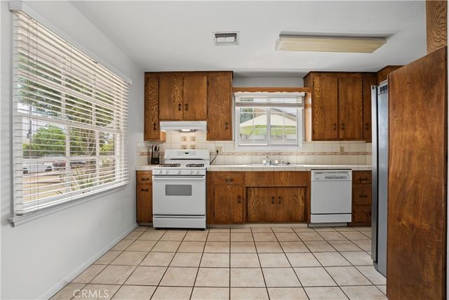 7921 Fallbrook, West Hills, CA 91304