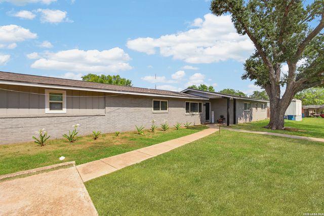 203 & 209 Greenlawn, Pleasanton, TX 78064