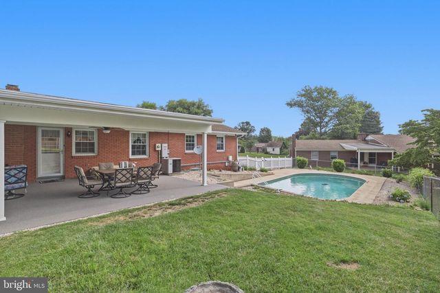 17601 MEADOWOOD DR, Hagerstown, MD 21740