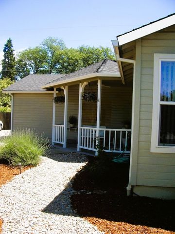 1721 SE Brookhurst Way, Grants Pass, OR 97527