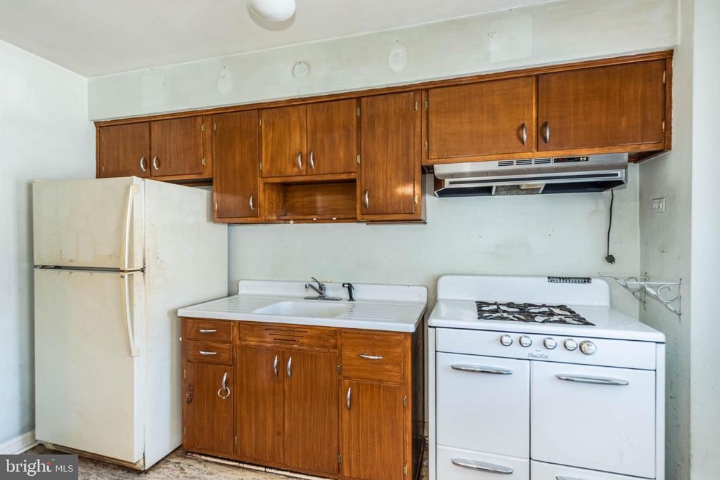 Image 6 of property listing at 6910 GOUGH ST, Baltimore, MD 21224