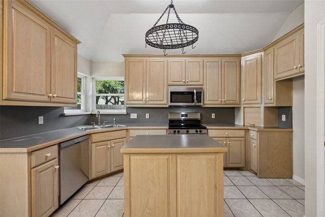 216 Point Circle, Pilot Point, TX 76258