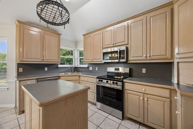 216 Point Circle, Pilot Point, TX 76258