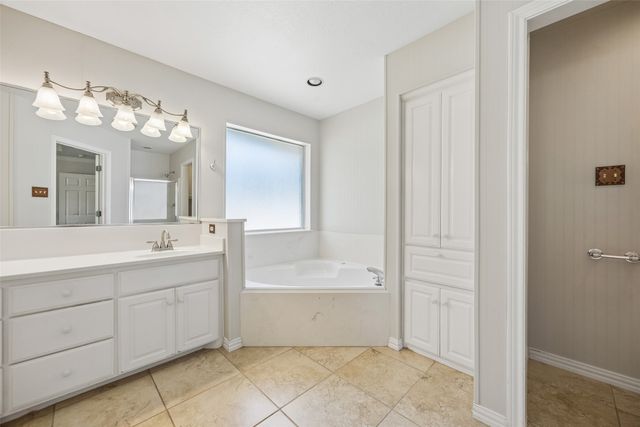 216 Point Circle, Pilot Point, TX 76258