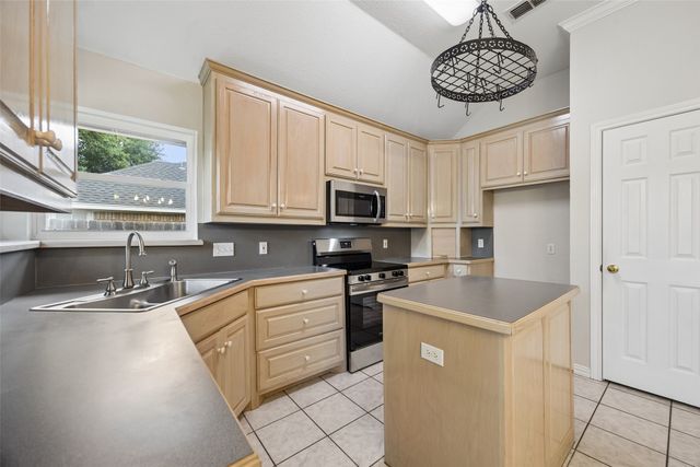 216 Point Circle, Pilot Point, TX 76258