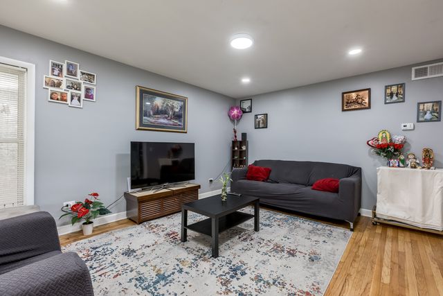 5038 N HARDING Avenue, Chicago, IL 60625