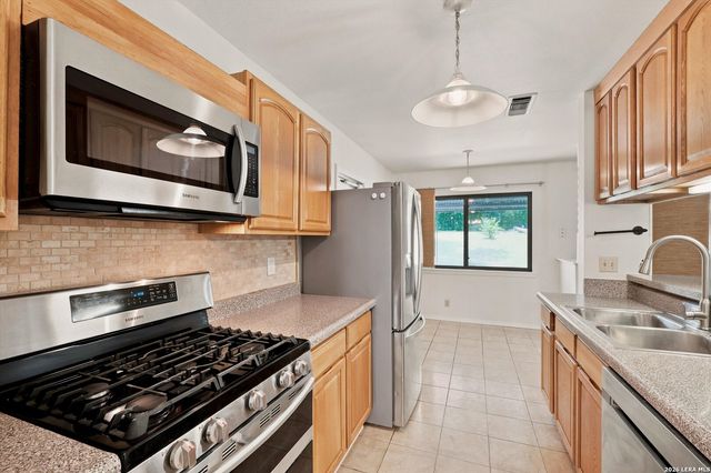 7829 VILLAGE OAK DR, Live Oak, TX 78233