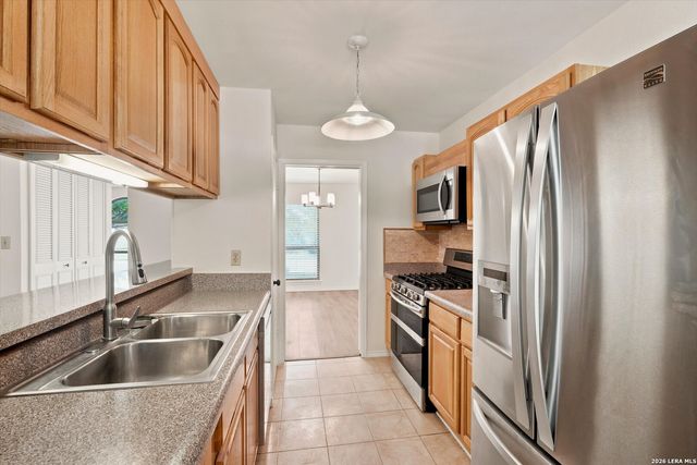7829 VILLAGE OAK DR, Live Oak, TX 78233