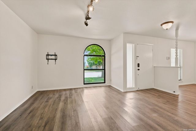 7829 VILLAGE OAK DR, Live Oak, TX 78233