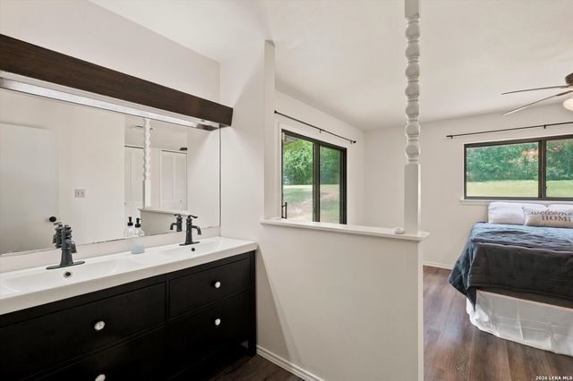 7829 VILLAGE OAK DR, Live Oak, TX 78233