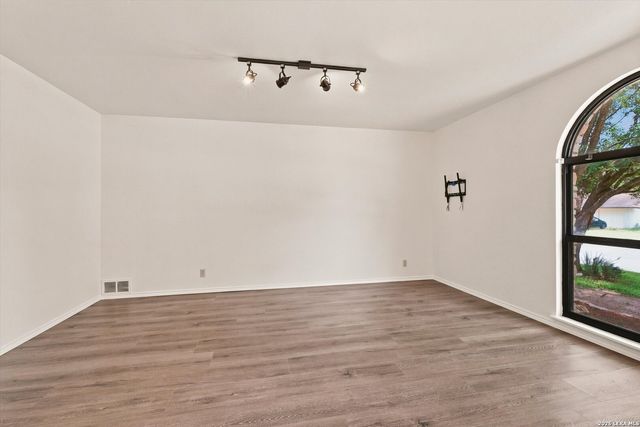 7829 VILLAGE OAK DR, Live Oak, TX 78233