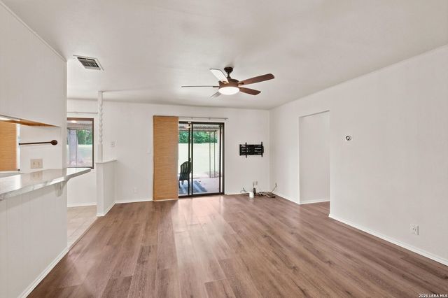 7829 VILLAGE OAK DR, Live Oak, TX 78233