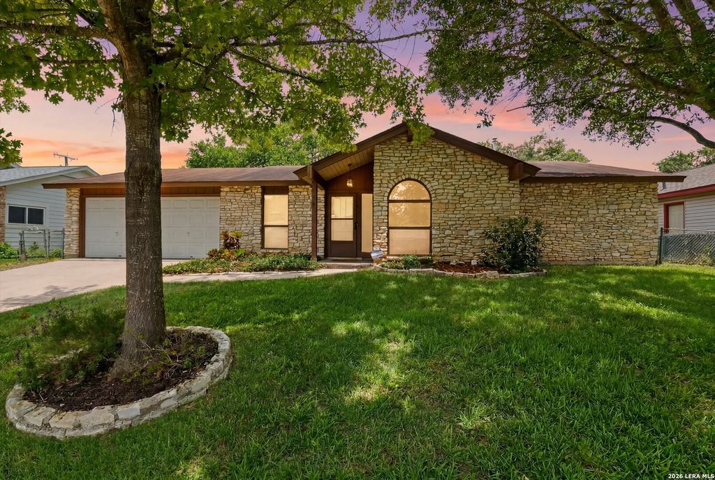 7829 VILLAGE OAK DR, Live Oak, TX 78233