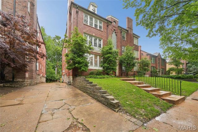 7539 Oxford Drive 1W, St Louis, MO 63105