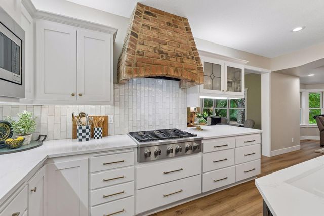 8235 Enclave Cove, Woodbury, MN 55125