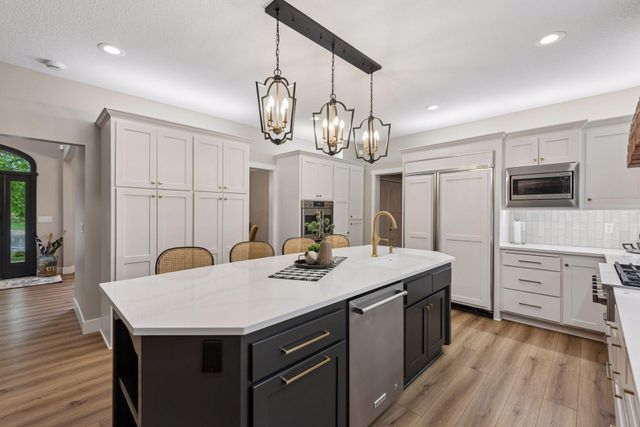 8235 Enclave Cove, Woodbury, MN 55125