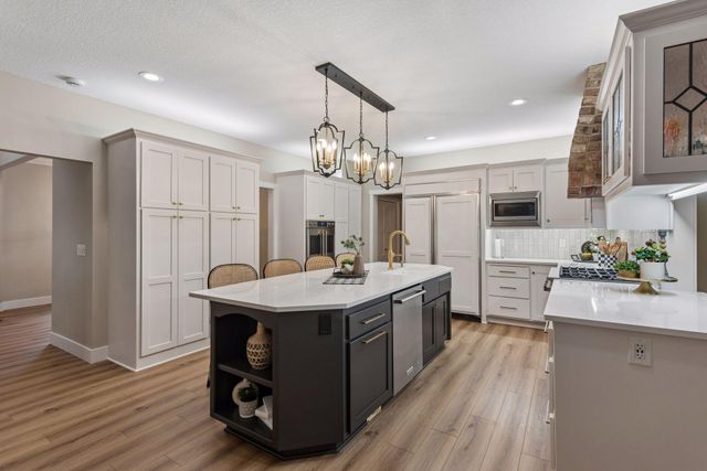 8235 Enclave Cove, Woodbury, MN 55125