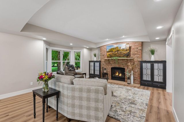 8235 Enclave Cove, Woodbury, MN 55125