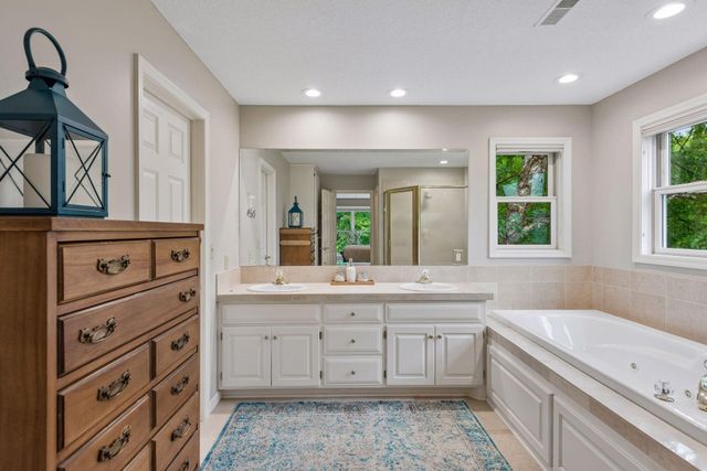 8235 Enclave Cove, Woodbury, MN 55125