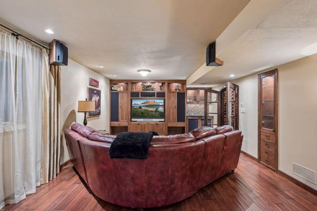 8235 Enclave Cove, Woodbury, MN 55125
