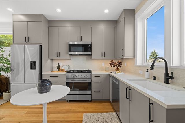 270 Fulton Street, Seattle, WA 98109