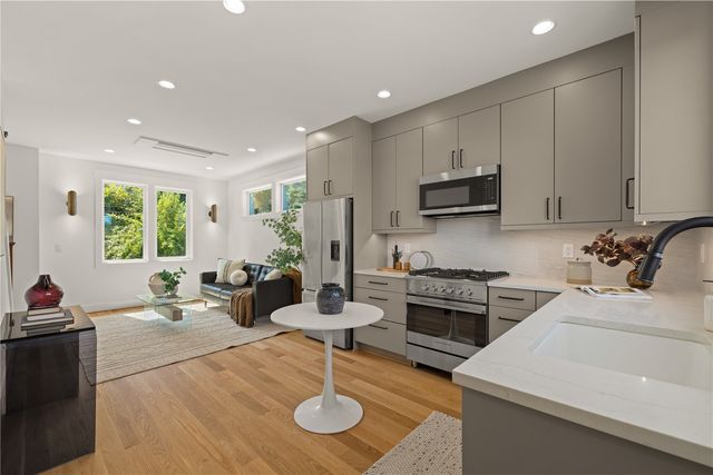 270 Fulton Street, Seattle, WA 98109