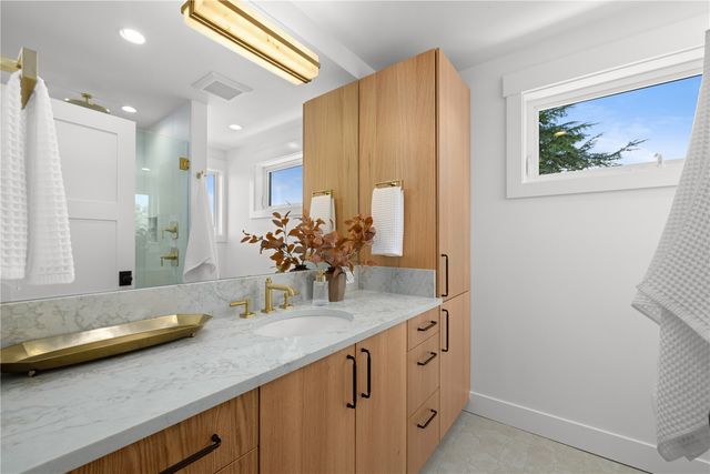 270 Fulton Street, Seattle, WA 98109