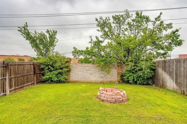 812 Walnut Street, Burleson, TX 76028