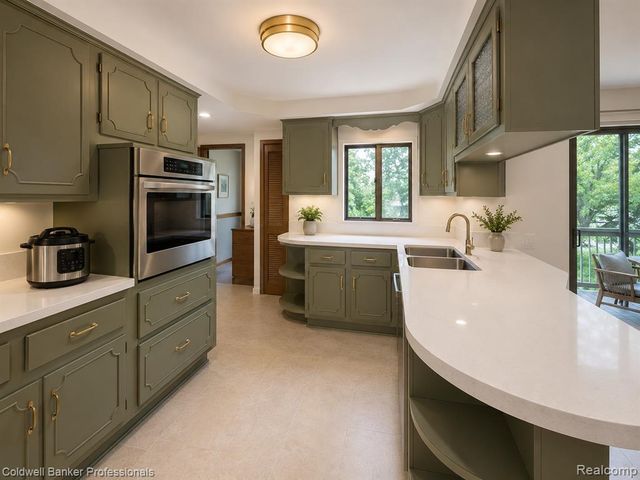 53238 Saturn Drive, Utica, MI 48316