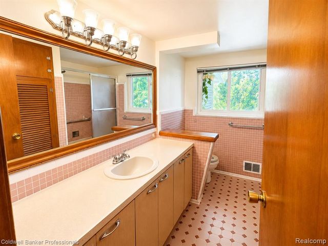 53238 Saturn Drive, Utica, MI 48316