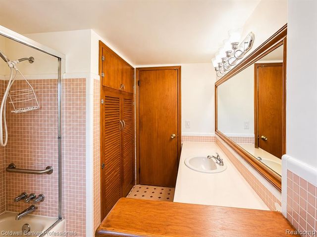 53238 Saturn Drive, Utica, MI 48316