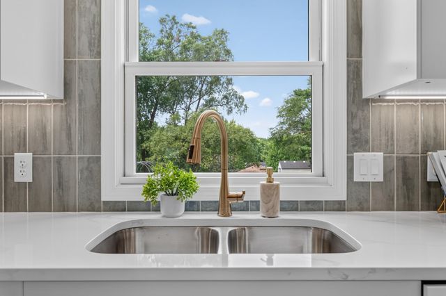 2516 Westview Terrace, Minnetonka, MN 55305