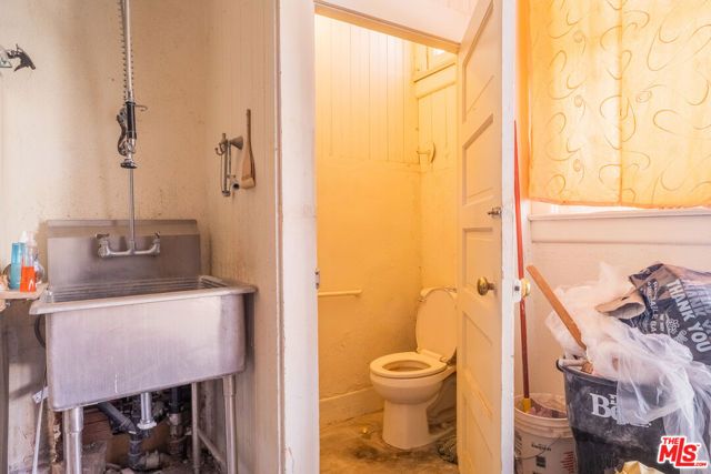 2216 W Jefferson Boulevard, Los Angeles, CA 90018