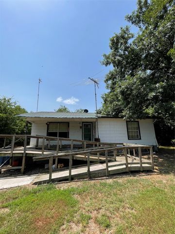 907 W Main St, Ladonia, TX 75449