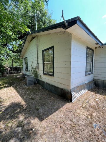 907 W Main St, Ladonia, TX 75449