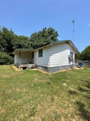 907 W Main St, Ladonia, TX 75449