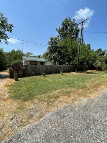 907 W Main St, Ladonia, TX 75449