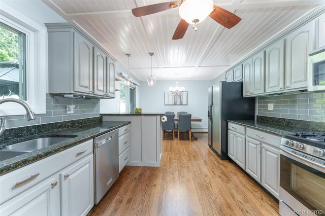 423 Sunset, White Lake Charter Township, MI 48383