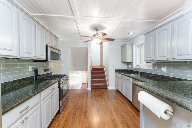 423 Sunset, White Lake Charter Township, MI 48383